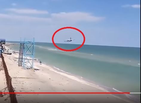 Штурмовик ЗСУ Су-25 пронісся над головами відпочиваючих на пляжі в Кирилівці – опубліковане відео, як це було. Су-25 пролетів на гранично низькій висоті.