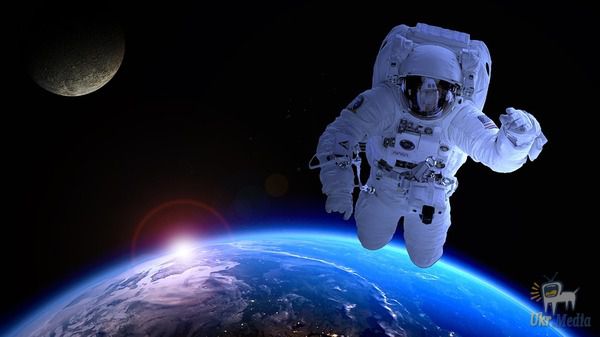 Американський астронавт замовив піцу прямо з космосу. Не секрет, що співробітники Національного космічного агенства відрізняються не тільки своїм світовим рівнем професіоналізму, а й почуттям гумору, що і довів кілька днів тому американський астронавт Майкл Массиміно, відомий чотирма виходами у відкритий космос на шаттлах STS-109 (2002) та STS-125 (2009).