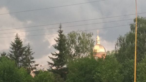 Гроза в Ужгороді: фотограф зняв буйство природи. Грозові хмари насувалися на місто і придбали оригінальну форму.