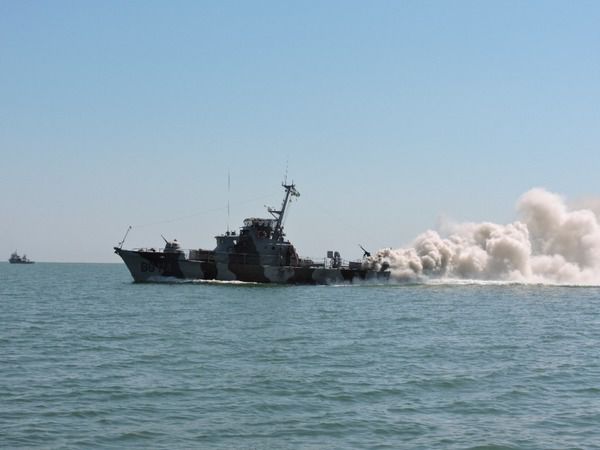 Вражаючі кадри з бойових навчань в Азовському морі українських прикордонників. Штурмовик СУ-25 зробив екшн.
