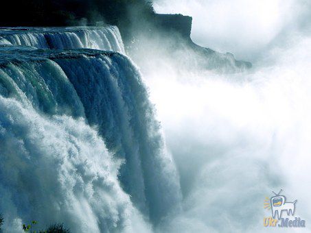 Екстремал підкорив замерзлий Ніагарський водоспад. Приголомшливі кадри!. За весь час свого існування, Ніагарський водоспад замерз лише в третій раз.