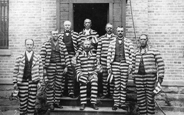 Чому тюремну форму роблять смугастою. Смугаста форма — це класичний варіант одягу для ув'язнених. Настільки незвичайне вбрання пояснюється двома причинами.