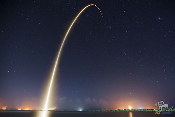 SpaceX відклала перший туристичний політ навколо Місяця. SpaceX прогнозує 40-відсотковий спад кількості запусків у наступному році.