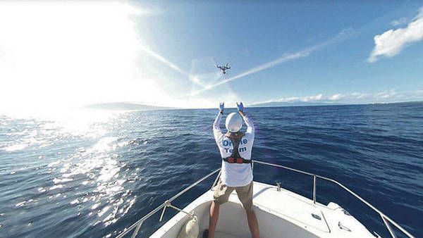 Як у США за допомогою дронів рятують китів: Відео. Американські рятівники визволяють китів і різних крупних риб, які заплуталися в сітях, за допомогою дронів.