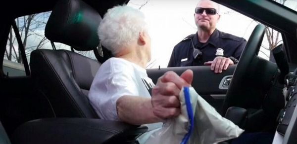 Поліцейський зупинив літню жінку за перевищення швидкості. Те, що бабуся відповіла офіцерові, просто геніально!. Зв'язуватися з бабусями — собі дорожче.