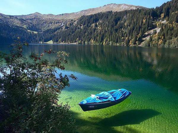Це найчистіше озеро на Землі. Але ні в якому разі не можна заходити у воду!. Це неймовірно!