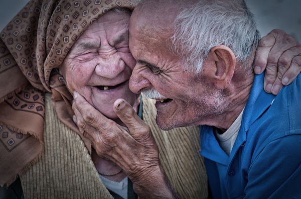 Ніщо не зможе перешкодити їх щастю. Пари, які надихнуть у  нас  надію на  справжнє кохання.    «Чоловік повинен старіти з кимось, а не через когось».
