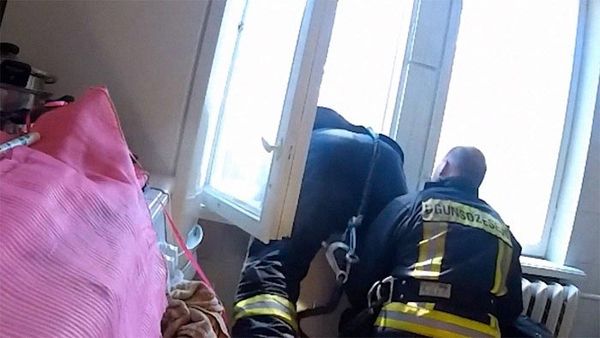 Латвійський пожежний зловив на льоту падаючу жінку, і він справжній герой. Не всі герої носять плащі.