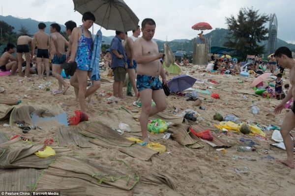 Як виглядає пляж в Китаї, після відвідування півмільйонного натовпу відпочиваючих (Фото). Китайський народ відомий на весь світ своєю величезною популяцією, з-за якої в нього іноді виникають деякі проблеми.