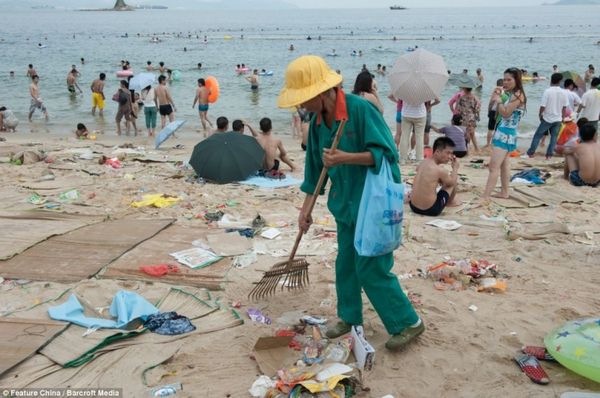 Як виглядає пляж в Китаї, після відвідування півмільйонного натовпу відпочиваючих (Фото). Китайський народ відомий на весь світ своєю величезною популяцією, з-за якої в нього іноді виникають деякі проблеми.