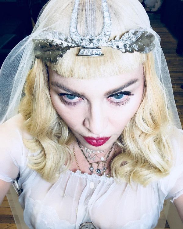 Мадонна виходить заміж? У мережу потрапило весільне фото співачки. У мережі щосили коментують передбачуване весілля 59-річної Мадонни.