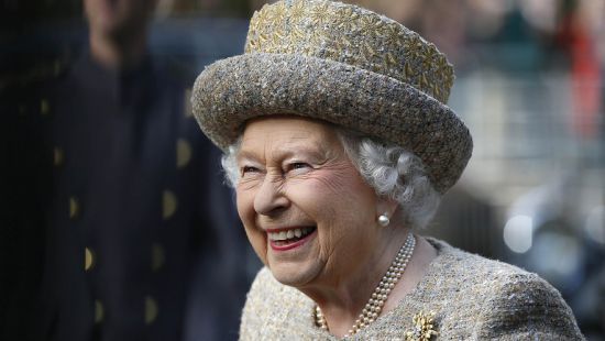 Єлизавета II перенесла операцію. Останнім часом монархиня на всіх заходах з'являлася в чорних окулярах.