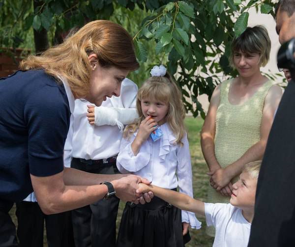 Перші леді України і Угорщини на Закарпатті відкрили центр реабілітації дітей (фото). Тільки дружба і порозуміння між двома народами принесуть в життя мир і добробут.