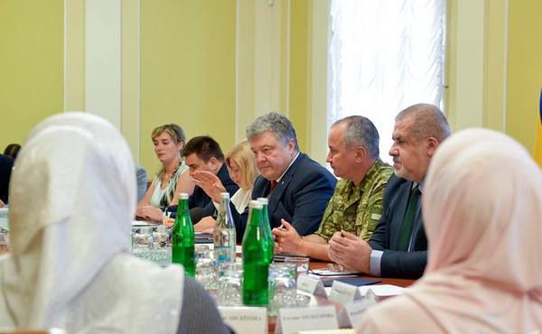 Ми своїх не кидаємо! Петро Порошенко провів зустріч з родичами українських політв'язнів і заручників. Питання заручників буде серед головних під час перемовин у Нормандському форматі вже найближчим часом.