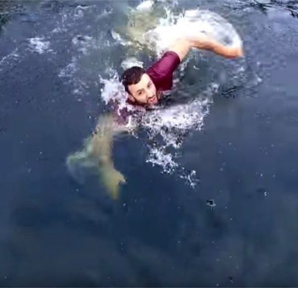 Хлопець ледве врятував дрона, схопивши його за кілька сантиметрів до того, як той упав у воду. Ще трохи і його чекала "водяна могила".
