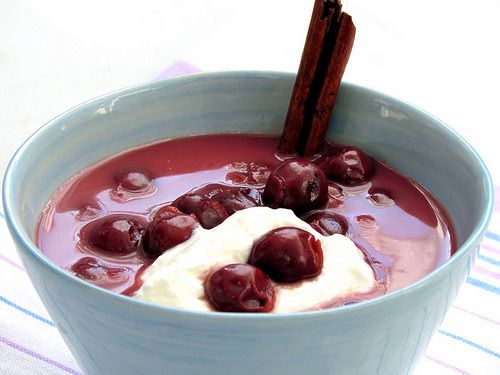 Холодні супи: Угорський вишневий суп. Цей незвичайний суп можна подавати як перше блюдо або як десерт, прикрасивши його збитими вершками.