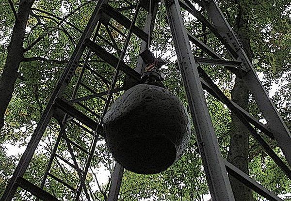 Ця 4-тонна сферична сталева куля для створення штучного землетрусу (відео). Завдяки їй були зроблені принципово важливі відкриття.