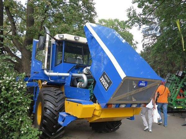 На міжнародної агропромислової виставки «Агро-2018» показали нові українські трактори АТК. На виставці в Києві «Агроторговая компанія» показала дві свої нові моделі.