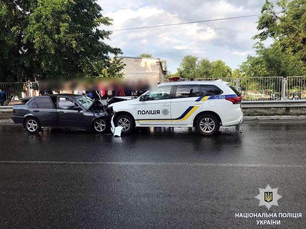 Під Харковом BMW протаранив поліцейський автомобіль, є загиблий. В Ізюмі Харківській області в ДТП з участю поліцейського автомобіля загинув 25-річний водій, двоє пасажирів отримали травми.