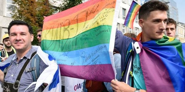 У ЄС закликали українських лідерів і владу вийти на парад лесбіянок і геїв у Києві. Євродепутати нагадали, що Україна залишається однією з останніх у Європі країн, у якій представників ЛГБТ-спільноти не захищають ніякі закони.