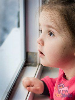 Будьте пильні: 9 порад, як зміцнити вікно, щоб не випала дитина. Тільки в одному Києві за тиждень вже троє дітей випали з вікон,даємо  прості поради, як уникнути небезпеки.