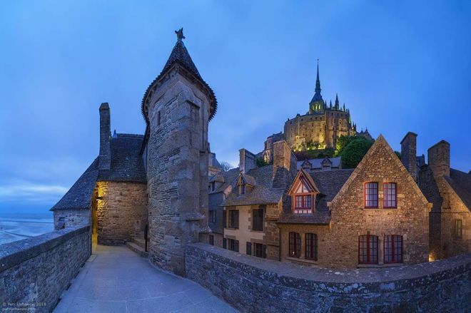 Як виглядає найкрасивіший замок Франції.    Острів Мон-Сен-Мішель є найпопулярнішою туристичною пам'яткою Франції після Парижу.