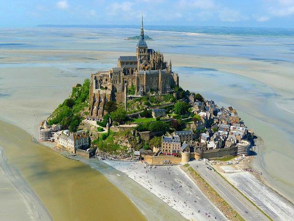Як виглядає найкрасивіший замок Франції.    Острів Мон-Сен-Мішель є найпопулярнішою туристичною пам'яткою Франції після Парижу.