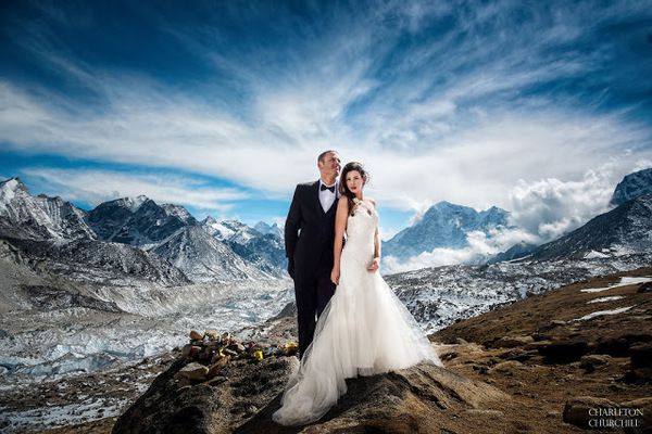 Ці двоє 3 тижні йшли на Еверест, щоб зробити там весільні фото. Вийшло нереально красиво..