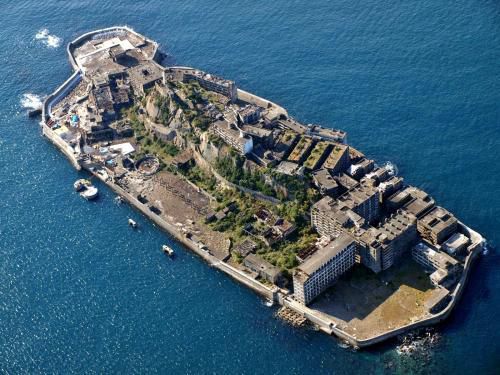 В Японії знайшли справжній бетонний острів-примару. Колись ця невелика земля була просто скелею і острівцем, куди припливали тільки рибалки.
