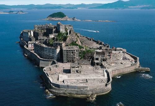 В Японії знайшли справжній бетонний острів-примару. Колись ця невелика земля була просто скелею і острівцем, куди припливали тільки рибалки.
