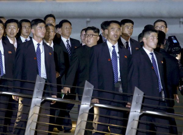 Як Кім Чен Ин гуляє по Сінгапуру. Лідер КНДР Кім Чен Ин прибув в Сінгапур на історичний саміт з президентом США Дональдом Трампом.