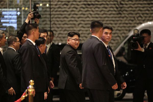 Як Кім Чен Ин гуляє по Сінгапуру. Лідер КНДР Кім Чен Ин прибув в Сінгапур на історичний саміт з президентом США Дональдом Трампом.
