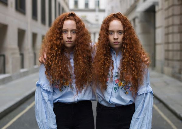 Ви ніколи не відрізните цих близнюків, поки не поспілкуєтеся з ними. Схожі не схожі - це колекція фотографій, створених фотографом Петром Зелевским, який провів кілька років, вивчаючи таємничу природу близнюків і їх особистостей.