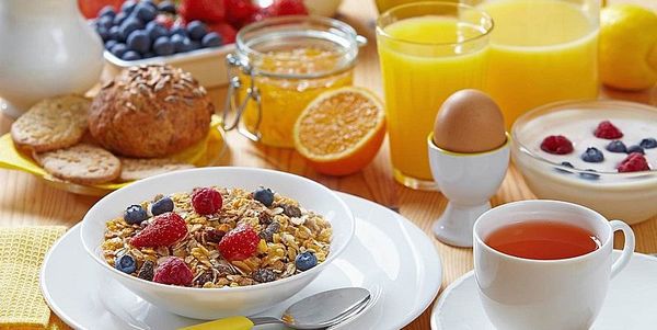 Лікарі порадили, які продукти краще всього їсти на сніданок. Сніданок повинен бути не тільки корисним, але і поживним, щоб забезпечити вас енергією на весь день.