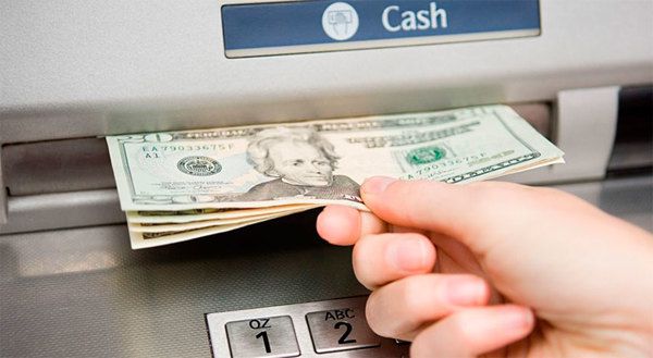 З 1 січня 2019 року українці зможуть купувати і продавати іноземну валюту через платіжні термінали та банкомати. Валюту можна поміняти в терміналі або банкоматі.