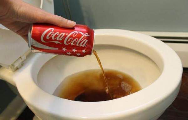 «Кока-Кола» просто необхідна в кожному будинку, адже вона здатна переробти скільки  корисних справ. Чудо напій робить чудеса.