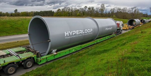 Будівництво 1 км наземної труби Hyperloop в Україні коштуватиме близько 10 мільйонів доларів. У Мінінфраструктури підрахували вартість 1 км труби Hyperloop.