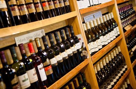 У Києві заборонять продавати алкоголь вночі — тепер законно. Купити пиво, вино та горілку не можна буде навіть у кіосках і на заправках.
