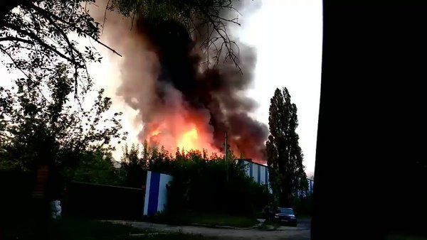 У Донецьку виникла пожежа на шахті. За даними місцевих жителів, горять складські приміщення шахти "Куйбишевська", в яких знаходилися будівельні матеріали.