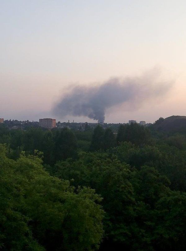 У Донецьку виникла пожежа на шахті. За даними місцевих жителів, горять складські приміщення шахти "Куйбишевська", в яких знаходилися будівельні матеріали.