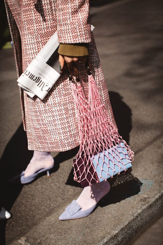 Сумки з молодості наших бабусь "сумки-авоськи" стали новим трендом моди 2018. Новий тренд літа 2018 - сумки-сітки з молодості наших бабусь.