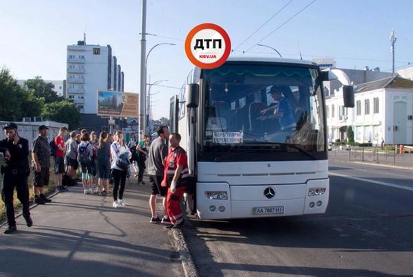 У Києві водій шкільного автобуса помер за кермом. Машину зумів зупинити вчитель. Ніхто з хлопців не постраждав.