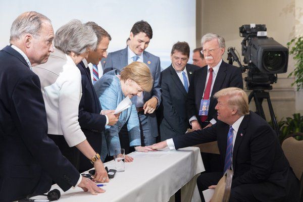Трамп прокоментував фото яке стало мемом з саміту G7. Президент США Дональд Трамп заявив, що з'явився в інтернеті знімок з саміту G7 був неправильно інтерпретований журналістами.