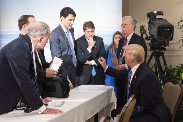 Трамп прокоментував фото яке стало мемом з саміту G7. Президент США Дональд Трамп заявив, що з'явився в інтернеті знімок з саміту G7 був неправильно інтерпретований журналістами.