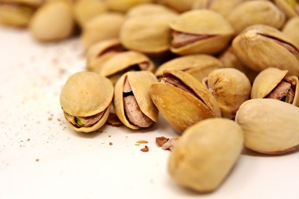 13 найкорисніших горіхів і насіння, які варто їсти кожен день, щоб залишатися здоровим. Горіхи і насіння завжди користувалися популярністю у багатьох культурах — у вигляді повноцінних перекусів, або як інгредієнти страв.