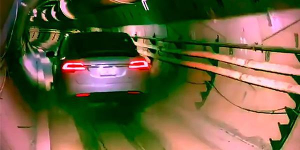 Tesla Model X "випробувала" швидкісний тунель Маска Hyperloop. The Boring Company показала тестову поїздку Tesla Model X по підземному тунелю, по якому на високій швидкості будуть пересуватися спеціальні шатли.