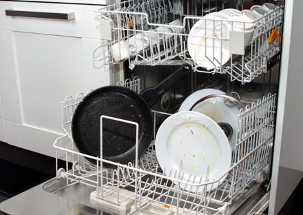 Не ополіскую тарілки перед завантаженням в посудомийну машину і вам не раджу. В 1886 році в спробах позбавити ніжні ручки прекрасної половини людства від щоденного рутинного миття посуду, Джозефіна Кокрейн винайшла першу посудомийну машину.