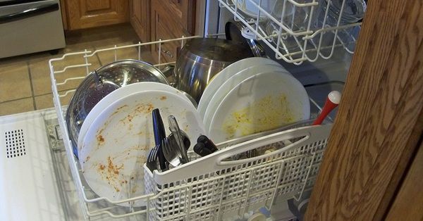 Не ополіскую тарілки перед завантаженням в посудомийну машину і вам не раджу. В 1886 році в спробах позбавити ніжні ручки прекрасної половини людства від щоденного рутинного миття посуду, Джозефіна Кокрейн винайшла першу посудомийну машину.