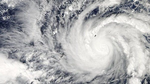 На Японію обрушився потужний тайфун Гаємі. У ряді районів на півдні країни оголошено попередження про рекордні опади.