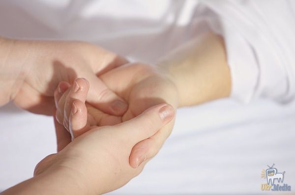Чому шкіра рук сохне і як впоратися з постійною сухістю рук. Причин сухості рук може бути дуже багато: починаючи від занадто сильних перепадів температури, закінчуючи серйозними змінами в організмі.